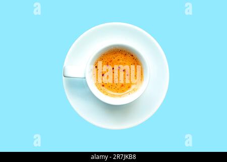 Tasse frisch zubereiteter Espresso. Isoliert auf blau. Stockfoto