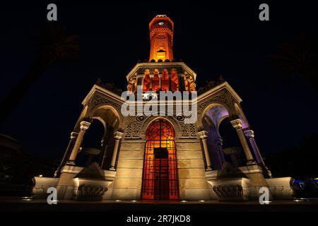 Am Abend beleuchteter Blick auf den Uhrenturm auf dem Izmir Konak Platz Stockfoto