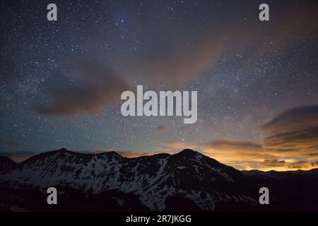 Die Milchstraße funkelt am Nachthimmel über den Never Summer Mountains von Colorado. Stockfoto