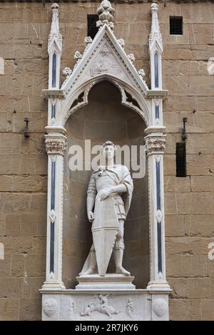 Statue des Heiligen Georg im Tabernakel am Außenrand der Kirche Orsanmichele in Florenz, Italien. Stockfoto