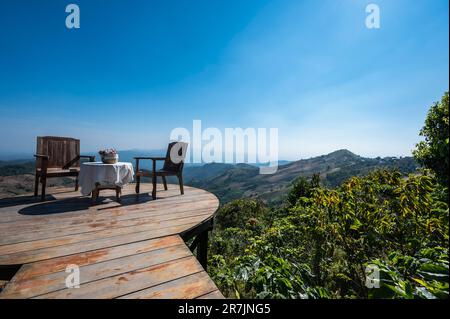 Couchtisch auf einer hölzernen Terrasse in den Hügeln von Chiang Rai Stockfoto