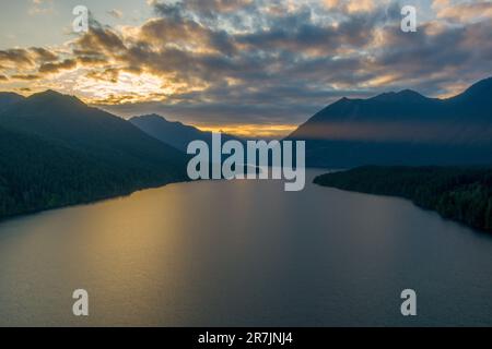 Lake Cushman und die Olympic Mountains bei Sonnenuntergang Stockfoto