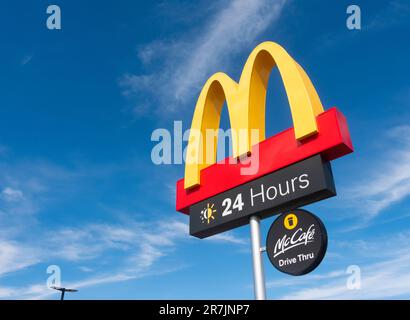 McDonalds Drive durch mit Blick auf die goldenen Bögen in Südaustralien, Australien. Stockfoto