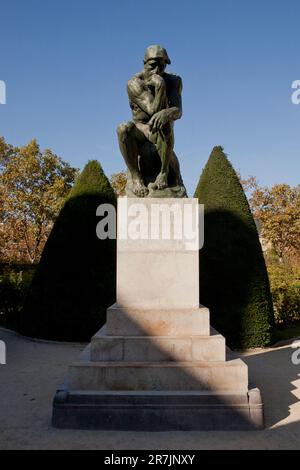 Le Penseur, eine berühmte Statue im Rodin Museum in Paris, Frankreich. Stockfoto