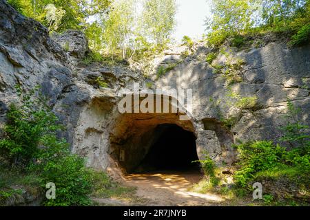 Scharzfeldkirche in der Nähe von Herzberg am Harz. Alte Höhle im Harz. Rund gewölbte Dolomitfelshöhle. Steinkirche. Stockfoto