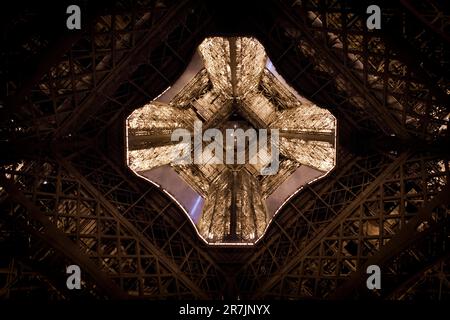 Im Eiffelturm in Paris, Frankreich. Stockfoto