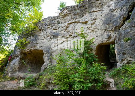 Scharzfeldkirche in der Nähe von Herzberg am Harz. Alte Höhle im Harz. Rund gewölbte Dolomitfelshöhle. Steinkirche. Stockfoto