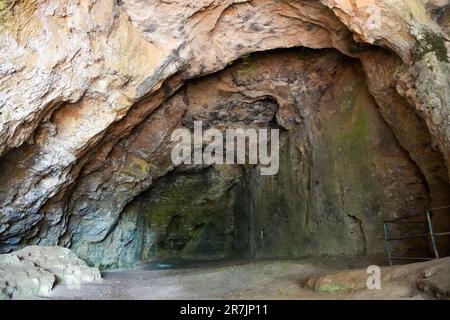 Scharzfeldkirche in der Nähe von Herzberg am Harz. Alte Höhle im Harz. Rund gewölbte Dolomitfelshöhle. Steinkirche. Stockfoto