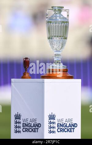 The Ashes Trophy während des LV= Insurance Ashes First Test Series Day 1 England vs Australia in Edgbaston, Birmingham, Großbritannien, 16. Juni 2023 (Foto von Craig Thomas/News Images) Stockfoto