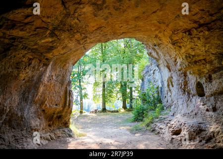 Scharzfeldkirche in der Nähe von Herzberg am Harz. Alte Höhle im Harz. Rund gewölbte Dolomitfelshöhle. Steinkirche. Stockfoto