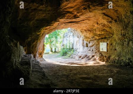 Scharzfeldkirche in der Nähe von Herzberg am Harz. Alte Höhle im Harz. Rund gewölbte Dolomitfelshöhle. Steinkirche. Stockfoto