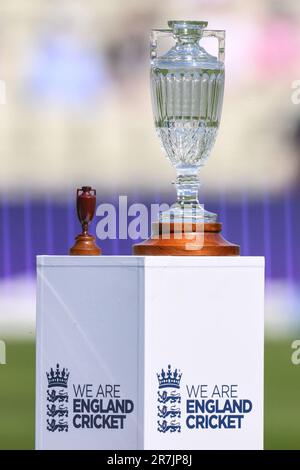 Die Ashes-Trophäe während des LV= Insurance Ashes First Test Series Day 1 England gegen Australien in Edgbaston, Birmingham, Großbritannien. 16. Juni 2023. . (Foto: Craig Thomas/News Images/Sipa USA) Guthaben: SIPA USA/Alamy Live News Stockfoto