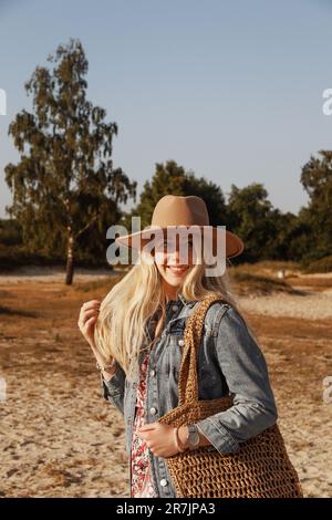 Porträt einer jungen blonden Frau in der Natur Stockfoto