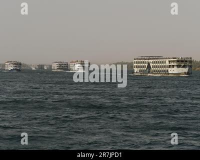 Seeschiff am Horizont: Viele Passagierschiffe überqueren den Stockfoto