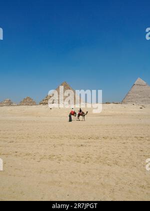Kamelreitfrauen vor den großen Pyramiden von Gizeh Stockfoto