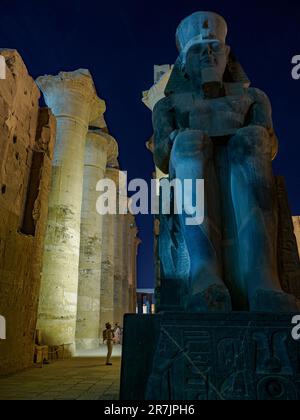 Die Gigantisch Beleuchtete Tempelstatue Von Luxor Erinnert An Die Kultur Der Antike Stockfoto