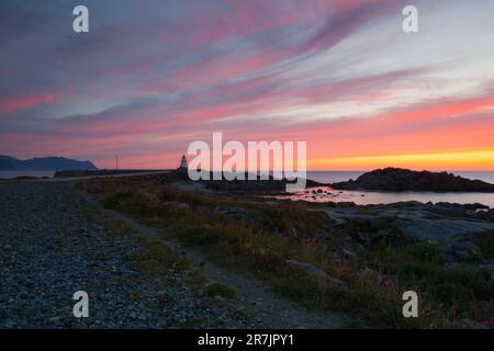 Am Pier in Laukvik bei Sonnenuntergang, Norwegen Stockfoto