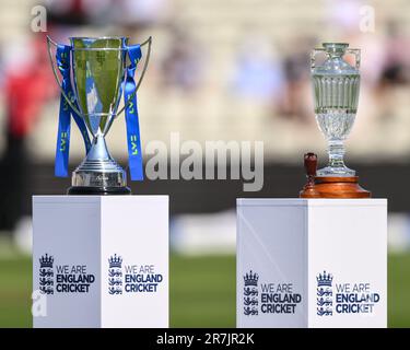 Birmingham, Großbritannien. 16. Juni 2023. The Ashes and LV= Insurance Trophäe's während der LV= Insurance Ashes First Test Series Day 1 England vs Australia in Edgbaston, Birmingham, Großbritannien, 16. Juni 2023 . (Foto: Craig Thomas/News Images/Sipa USA) Guthaben: SIPA USA/Alamy Live News Stockfoto