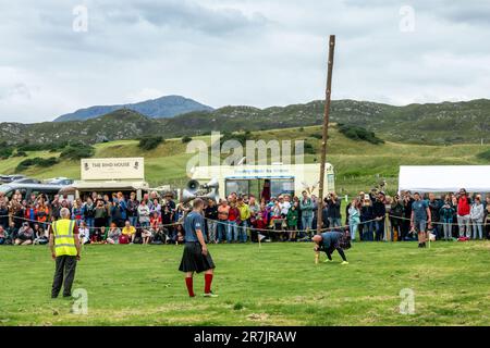 Caber Toss-Event bei den Arisaig Highland Games am 27. Juli 2022 in Schottland, Großbritannien Stockfoto