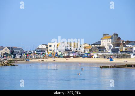 Lyme Regis, Dorset, Großbritannien. 16. Juni 2023. Wetter in Großbritannien: Heiß und sonnig im charmanten Badeort Lyme Regis. Die Leute waren am Strand und genossen das glühende heiße Wetter heute Morgen, während die Hitzewelle im Juni anhält. Kredit: Celia McMahon/Alamy Live News Stockfoto