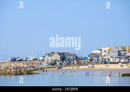 Lyme Regis, Dorset, Großbritannien. 16. Juni 2023. Wetter in Großbritannien: Heiß und sonnig im charmanten Badeort Lyme Regis. Die Leute waren am Strand und genossen das glühende heiße Wetter heute Morgen, während die Hitzewelle im Juni anhält. Kredit: Celia McMahon/Alamy Live News Stockfoto