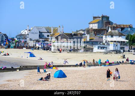 Lyme Regis, Dorset, Großbritannien. 16. Juni 2023. Wetter in Großbritannien: Heiß und sonnig im charmanten Badeort Lyme Regis. Die Leute waren am Strand und genossen das glühende heiße Wetter heute Morgen, während die Hitzewelle im Juni anhält. Kredit: Celia McMahon/Alamy Live News Stockfoto