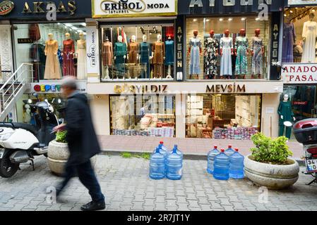 Istanbul, Türkei - 12. Mai 2023: Man sieht Leute, die tagsüber in den Straßen von Istanbul spazieren gehen. Der Alltag des einfachen Volkes in der türkischen Hauptstadt Stockfoto
