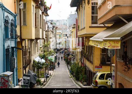 Istanbul, Türkei - 12. Mai 2023: Man sieht Leute, die tagsüber in den Straßen von Istanbul spazieren gehen. Der Alltag des einfachen Volkes in der türkischen Hauptstadt Stockfoto