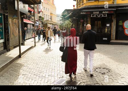 Istanbul, Türkei - 12. Mai 2023: Man sieht Leute, die tagsüber in den Straßen von Istanbul spazieren gehen. Der Alltag des einfachen Volkes in der türkischen Hauptstadt Stockfoto