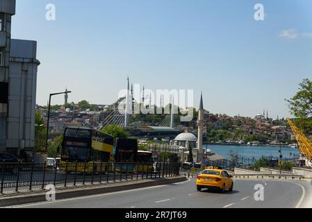 Istanbul, Türkei - 12. Mai 2023: Man sieht Leute, die tagsüber in den Straßen von Istanbul spazieren gehen. Der Alltag des einfachen Volkes in der türkischen Hauptstadt Stockfoto