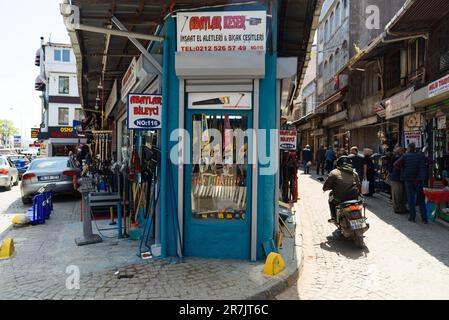 Istanbul, Türkei - 12. Mai 2023: Man sieht Leute, die tagsüber in den Straßen von Istanbul spazieren gehen. Der Alltag des einfachen Volkes in der türkischen Hauptstadt Stockfoto