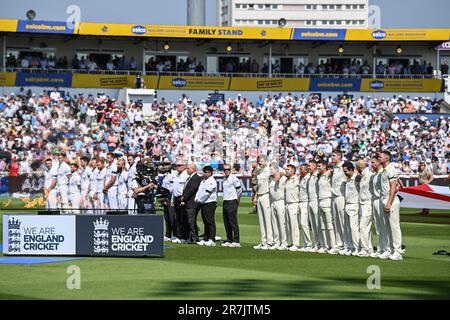 Birmingham, Großbritannien. 16. Juni 2023. Die Spieler stehen während des LV= Insurance Ashes First Test Series Day 1 England vs Australia in Edgbaston, Birmingham, Vereinigtes Königreich, 16. Juni 2023 für beide Nationalhymnen. (Foto: Craig Thomas/News Images/Sipa USA) Guthaben: SIPA USA/Alamy Live News Stockfoto