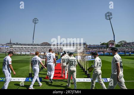 Birmingham, Großbritannien. 16. Juni 2023. Die Spieler gehen beim LV= Insurance Ashes First Test Series Day 1 England vs Australia am 16. Juni 2023 in Edgbaston, Birmingham, Großbritannien, auf die Eröffnungsfeier. (Foto: Craig Thomas/News Images/Sipa USA) Guthaben: SIPA USA/Alamy Live News Stockfoto