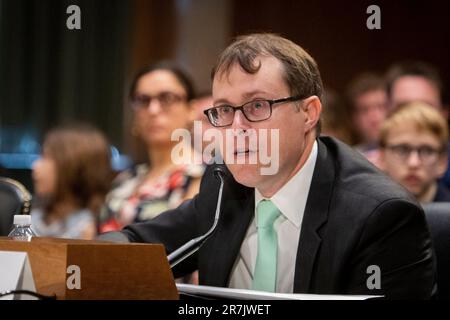 Washington, Usa. 15. Juni 2023. Jonathan Bydlak, Director of the Governance Program, erscheint vor einer Anhörung des Senatsausschusses für das Altern, um die Planung für ältere Amerikaner und Menschen mit Behinderungen in allen Phasen von Notfällen zu untersuchen, im Dirksen Senate Office Building in Washington, DC, Donnerstag, 15. Juni 2023. Foto: Rod Lamkey/CNP/ABACAPRESS.COM Kredit: Abaca Press/Alamy Live News Stockfoto