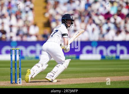 Ben Duckett, der englische Eröffnungsschlager, läuft am ersten Tag des Ashes-Testspiels in Edgbaston, Birmingham. Foto: Freitag, 16. Juni 2023. Stockfoto