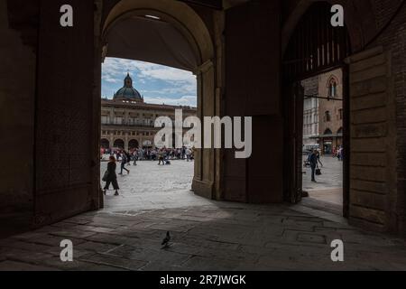 Weitwinkelblick auf architektonische Einblicke und Menschen der mittelalterlichen Stadt Bologna in der Region Emilia-Romagna in Norditalien, Europa. Stockfoto