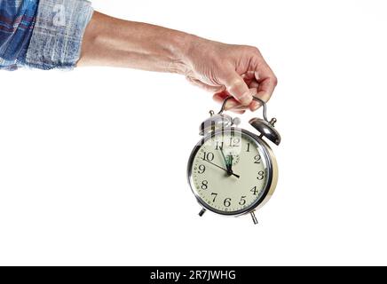 Männerhand mit isoliertem Wecker auf weißem Hintergrund. Wecker in einer männlichen Hand Stockfoto