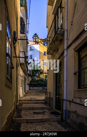 Eine enge Kopfsteinpflasterstraße in der historischen Stadt Lissabon, Portugal Stockfoto