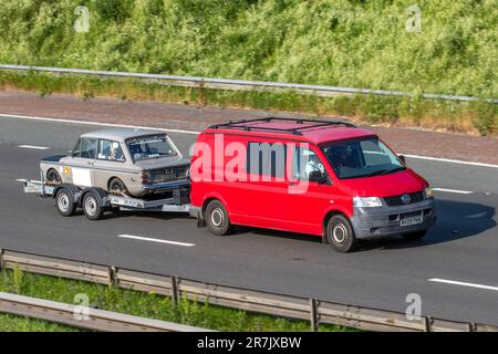 ZPRG Sports 1968 60s Sixties Grey Hillman Imp Super Car Benzin 875 cm3 Classic Car Transporter Carrier; 2009 VW Volkswagen TR-Porter T30 130 4M Lwb TDI 130 4Motion LWB Red LCV Panel Van Diesel 2460 cm3 Autobahnauslieferungsfahrzeuge, Transport, Transport, Abholung und Lieferungen, Nutzfahrzeugträger, LKW, Fahrzeug, Transportindustrie auf der Autobahn M6. Stockfoto