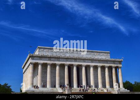 Washington DC: Bewundern Sie majestätische Denkmäler, die hoch stehen, in goldenes Sonnenlicht getaucht sind und Amerikas Essenz und reiche Geschichte einfangen Stockfoto