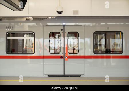 Wien, Österreich. 16. Juni 2023 Die neue U-Bahn „X-Wagen“ wird von Wiener Linien für das öffentliche Nahverkehrsnetz von Wien vorgestellt und bietet neue Annehmlichkeiten wie ein digitales Informationssystem und eine bessere Unterstützung für Behinderte. ©Andreas Stroh Stockfoto