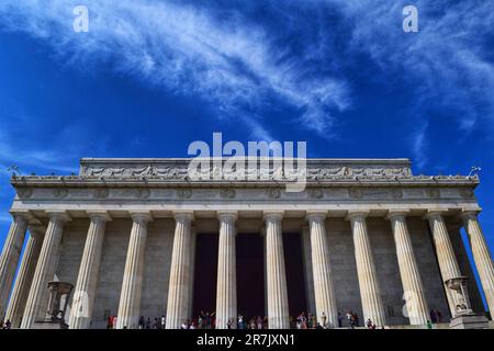 Washington DC: Bewundern Sie majestätische Denkmäler, die hoch stehen, in goldenes Sonnenlicht getaucht sind und Amerikas Essenz und reiche Geschichte einfangen Stockfoto