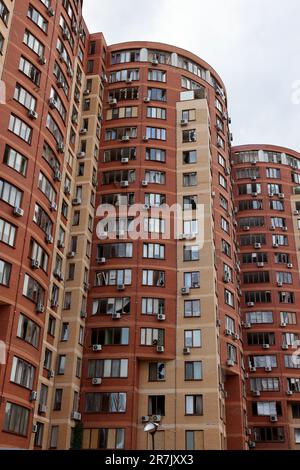 ODESSA, UKRAINE - 14. Juni 2023: Krieg zwischen der Ukraine und Russland. Mantelfragmente haben das Business Center und die Wohngebäude beschädigt. Beschädigte Fassade Stockfoto