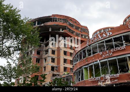 ODESSA, UKRAINE - 14. Juni 2023: Krieg zwischen der Ukraine und Russland. Mantelfragmente haben das Business Center und die Wohngebäude beschädigt. Beschädigte Fassade Stockfoto