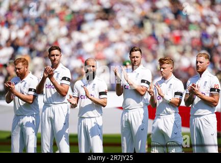 Englands Jonny Bairstow, Stuart Broad, Moeen Ali, Ollie Robinson, Ollie Pope und Ben Stokes (links-rechts) tragen schwarze Armbänder zum Gedenken an Grace O'Malley-Kumar, Barnaby Webber und Ian Coates - die alle am Dienstag in Nottingham tödlich erstochen wurden - vor dem ersten Ashes-Testspiel in Edgbaston, Birmingham. Foto: Freitag, 16. Juni 2023. Stockfoto