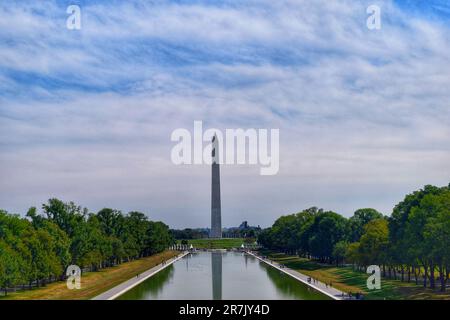 Washington DC: Bewundern Sie majestätische Denkmäler, die hoch stehen, in goldenes Sonnenlicht getaucht sind und Amerikas Essenz und reiche Geschichte einfangen Stockfoto