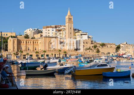 Blick über den Hafen nach St. Anne's Church - Marsaskala, Malta Stockfoto