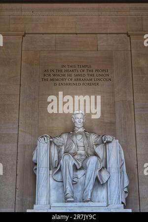 Washington DC: Bewundern Sie majestätische Denkmäler, die hoch stehen, in goldenes Sonnenlicht getaucht sind und Amerikas Essenz und reiche Geschichte einfangen Stockfoto