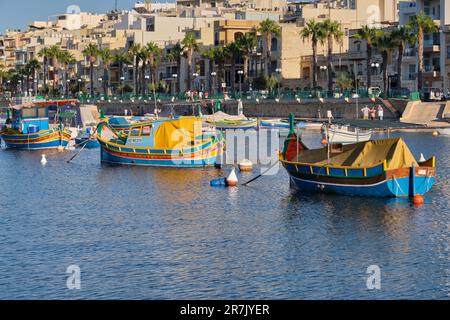 Farbenfrohe traditionelle maltesische Fischerboote im Hafen - Marsaskala, Malta Stockfoto