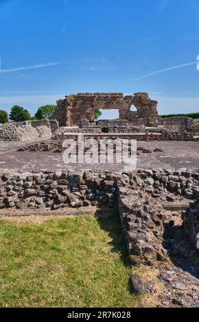 Die römische Basilika und das öffentliche Badehaus sind in Wroxeter Roman City, Wroxeter, in der Nähe von Shrewsbury, Shropshire, verblieben Stockfoto